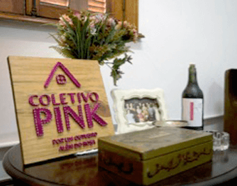 coletivo pink table with itens